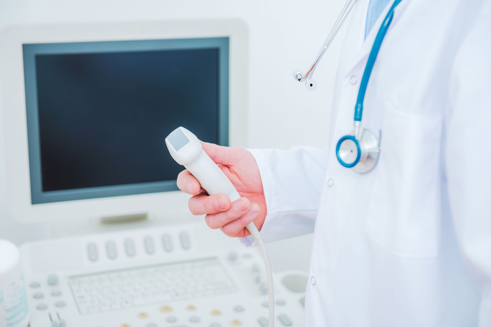 Un médecin avec un appareil qui réalise des échographies