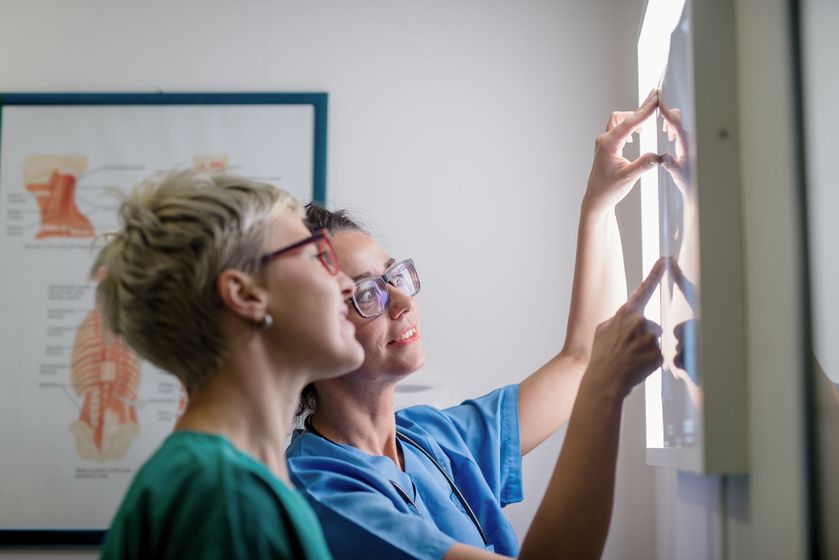 Un médecin regardant des images médicales