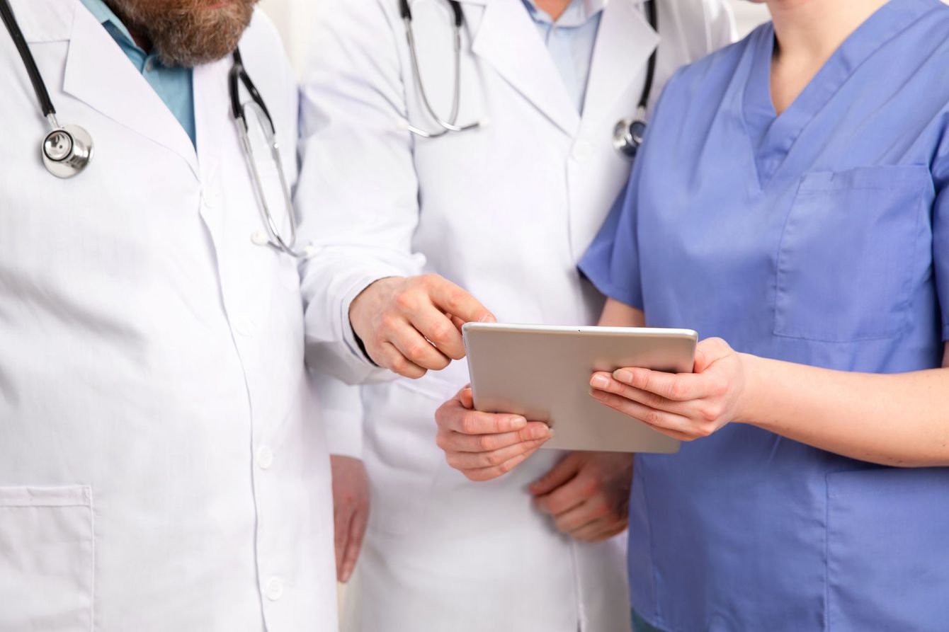 Des médecins observant une feuille de résultat