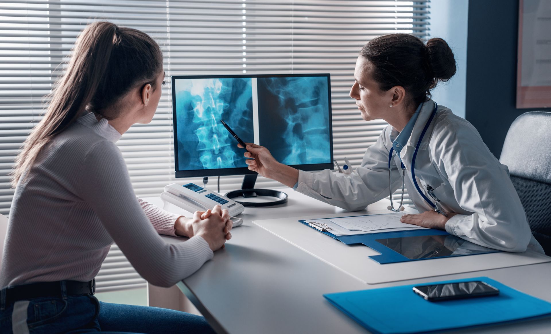 Un médecin montre une radio