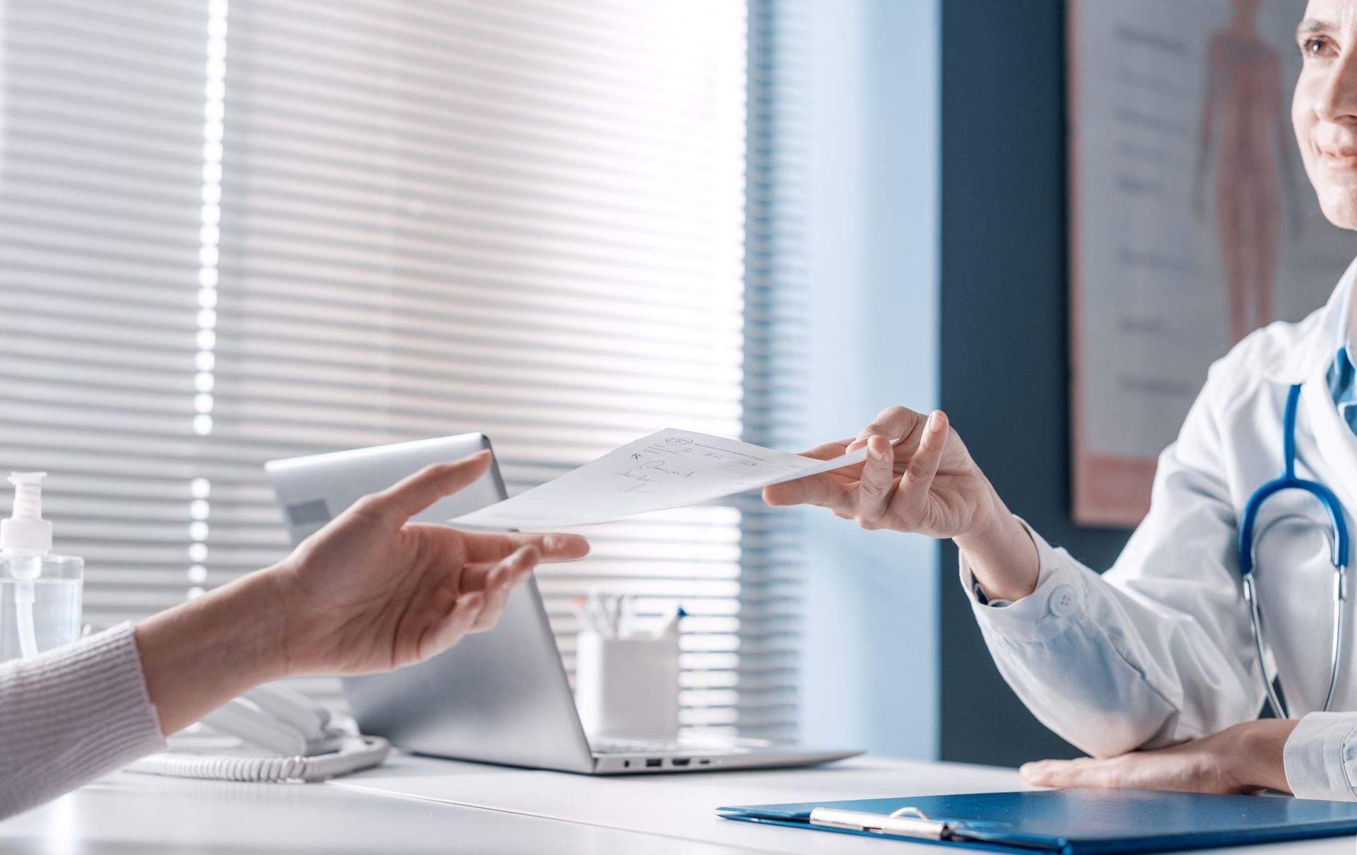 Un médecin donne un document