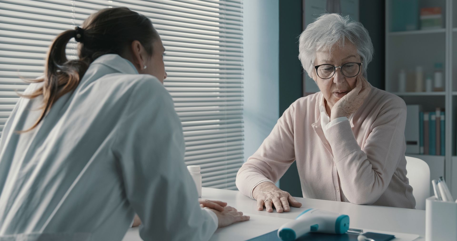 Un médecin avec une personne âgée