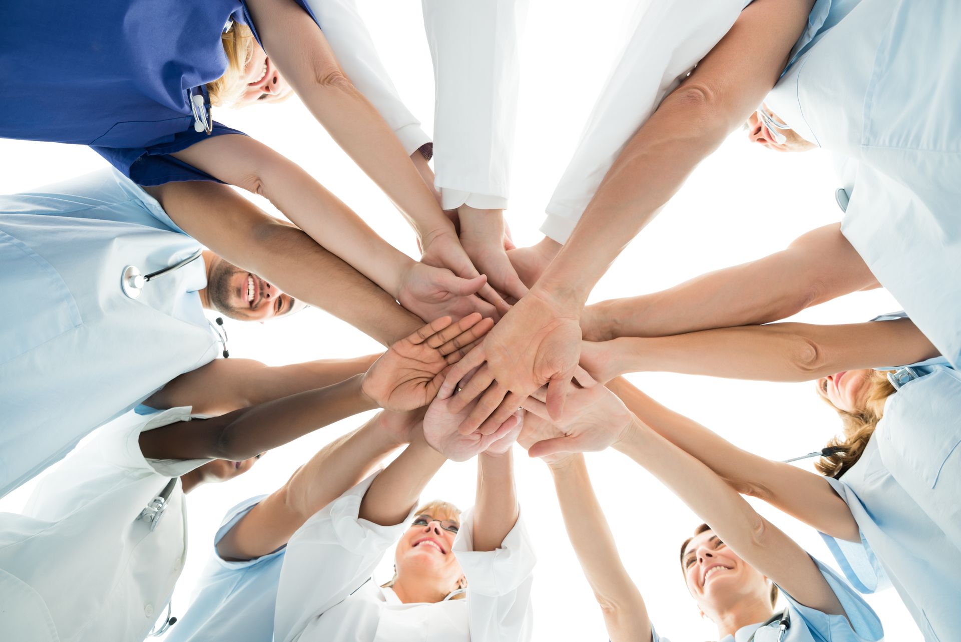 Des médecins joignent leurs mains