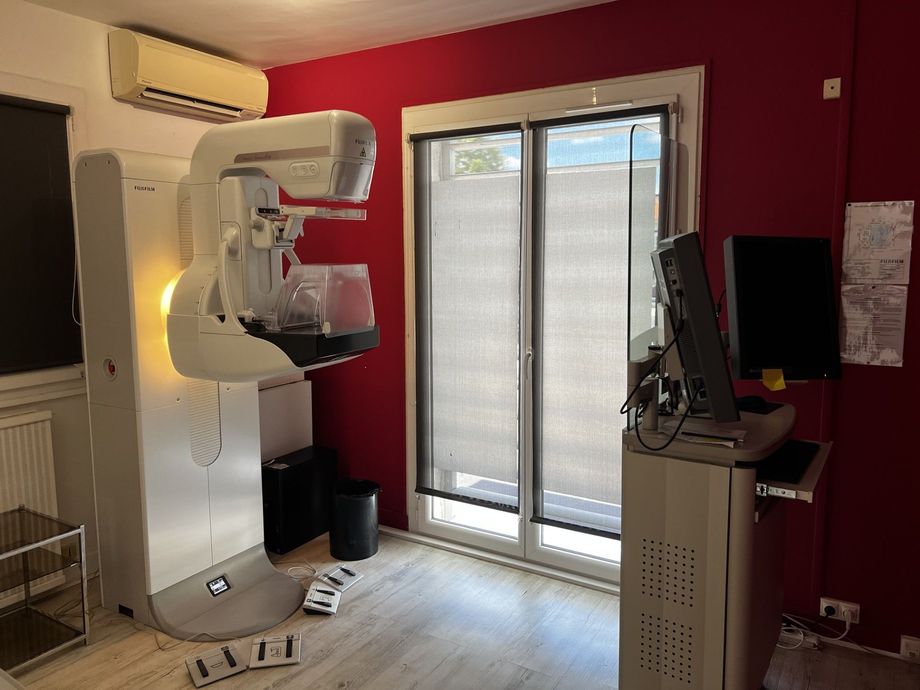 Un médecin utilise un appareil d'examen