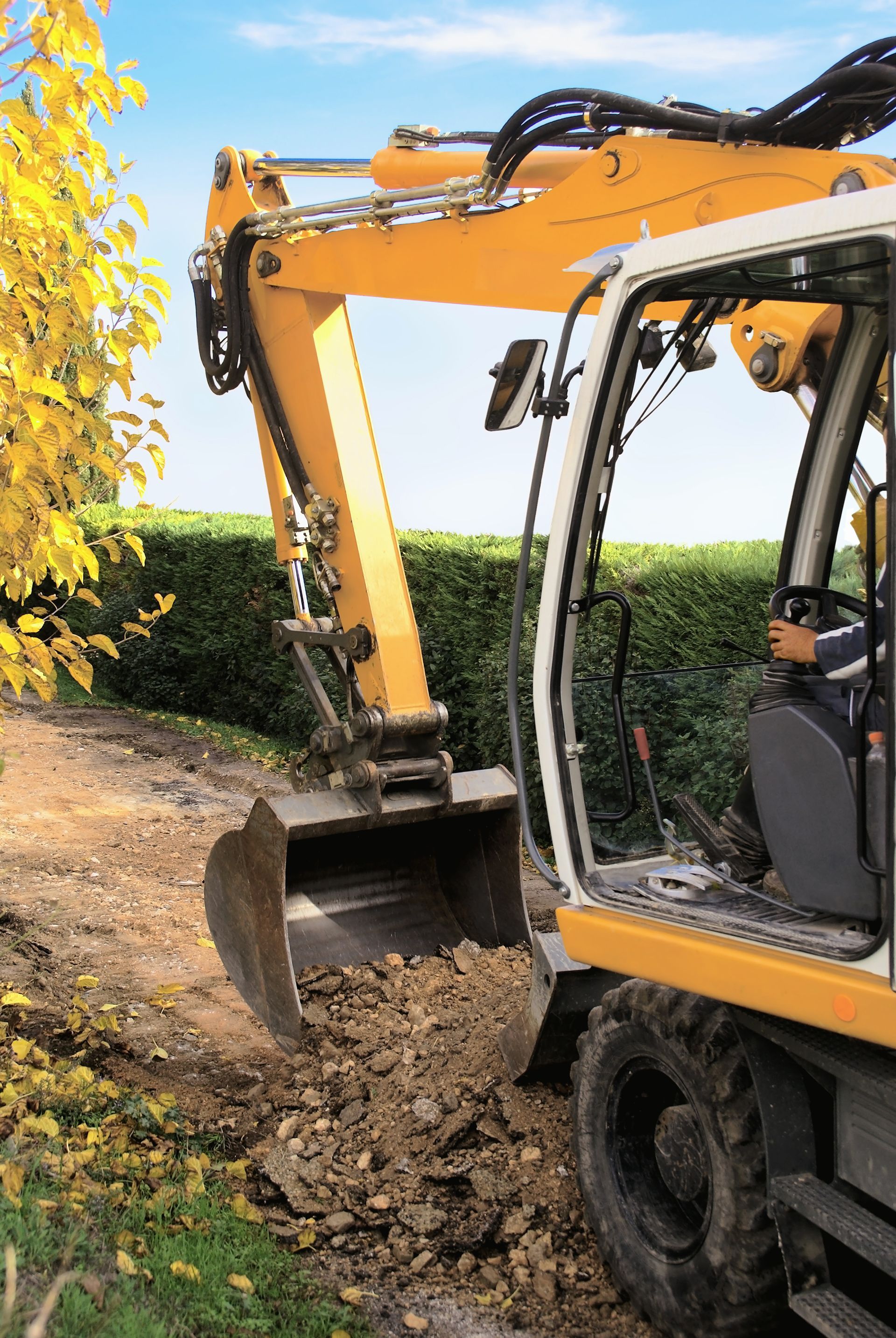 Minipelle raclant le sol près d'une haie