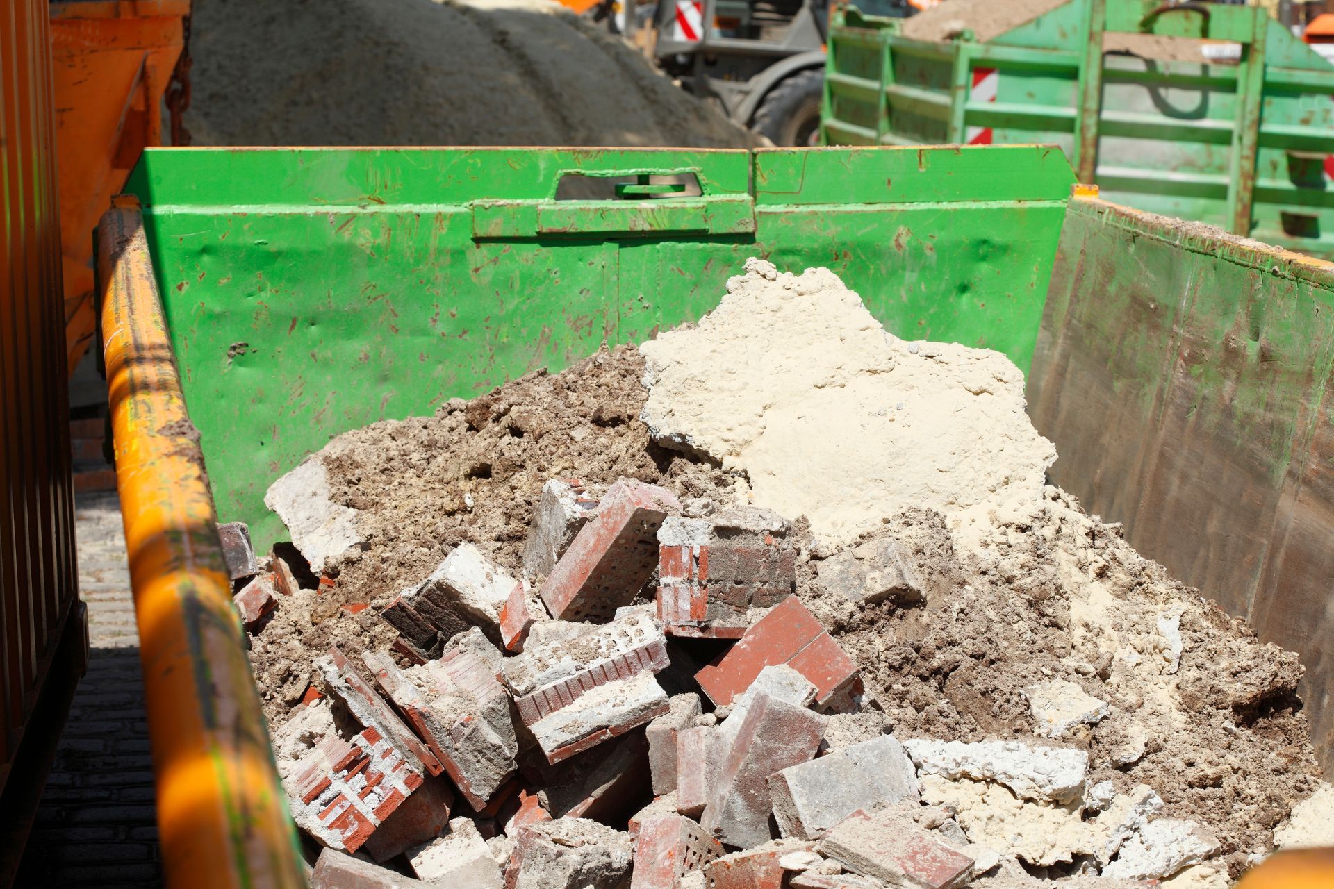 Bennes à gravats remplie de briques