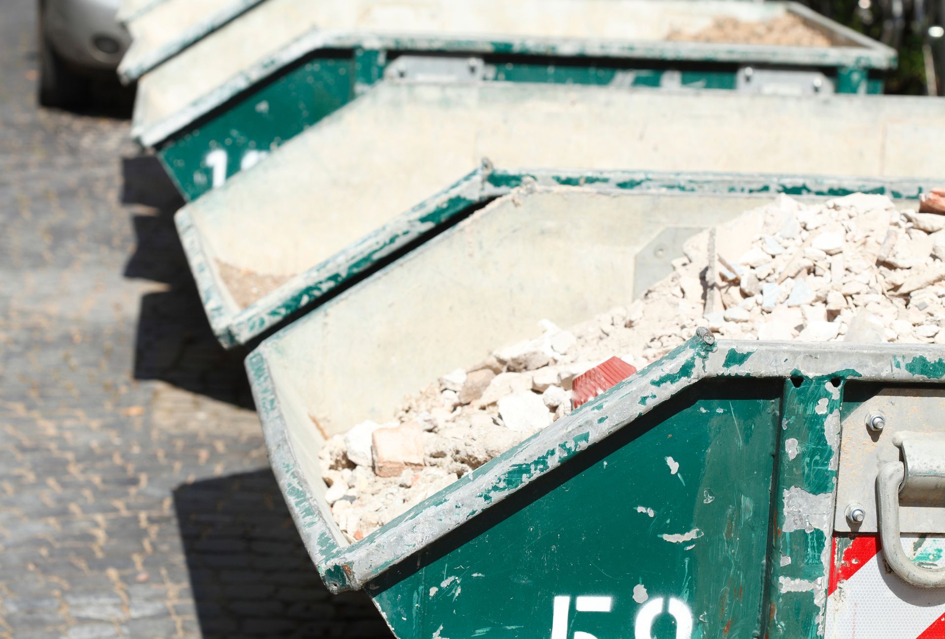 Bennes à gravats alignées