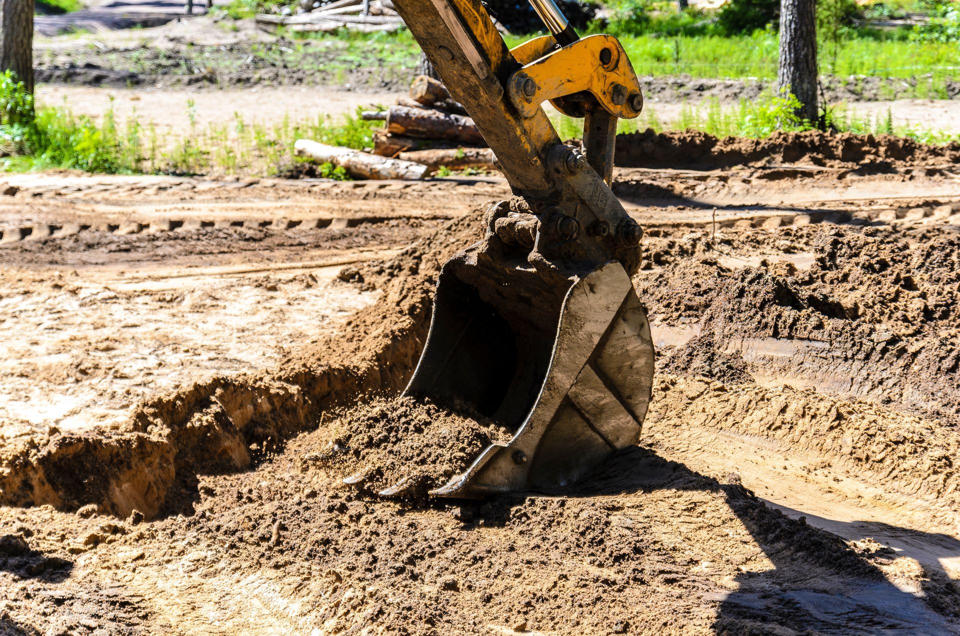 Pelleteuse excavant de la terre