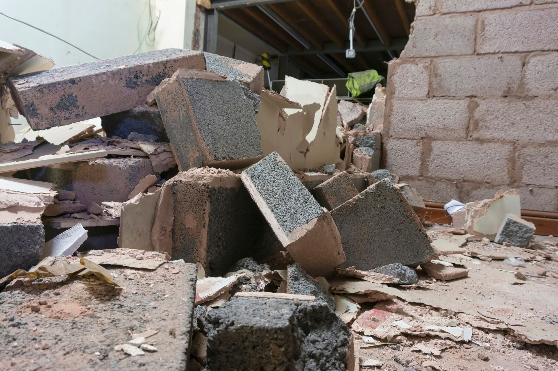 Mur de briques en partie détruit