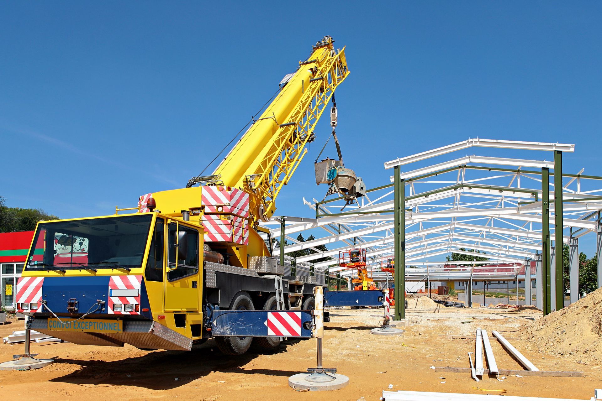 Livraison d'une bétonnière sur un chantier