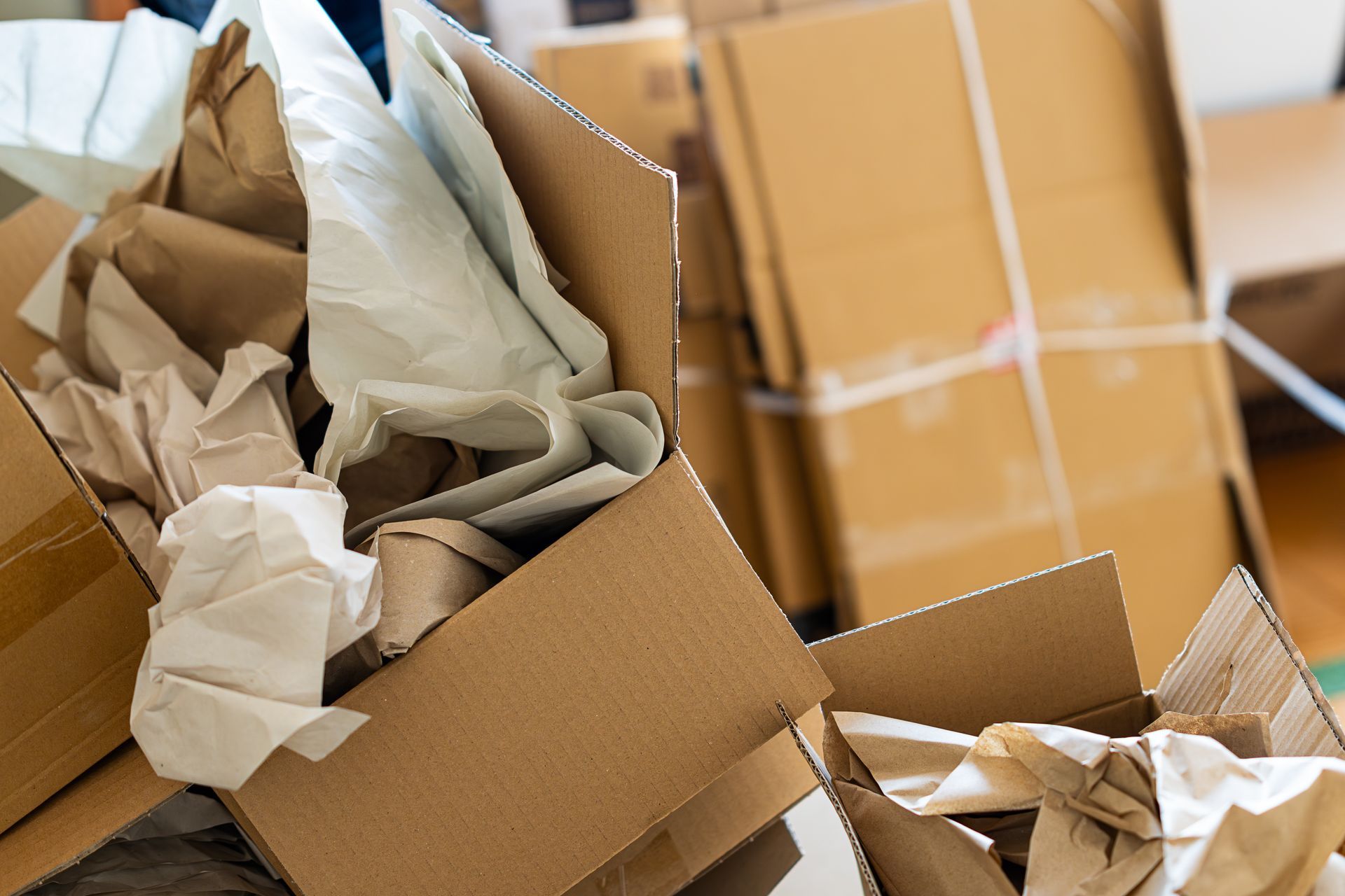 Pile de cartons vides avec leurs emballages