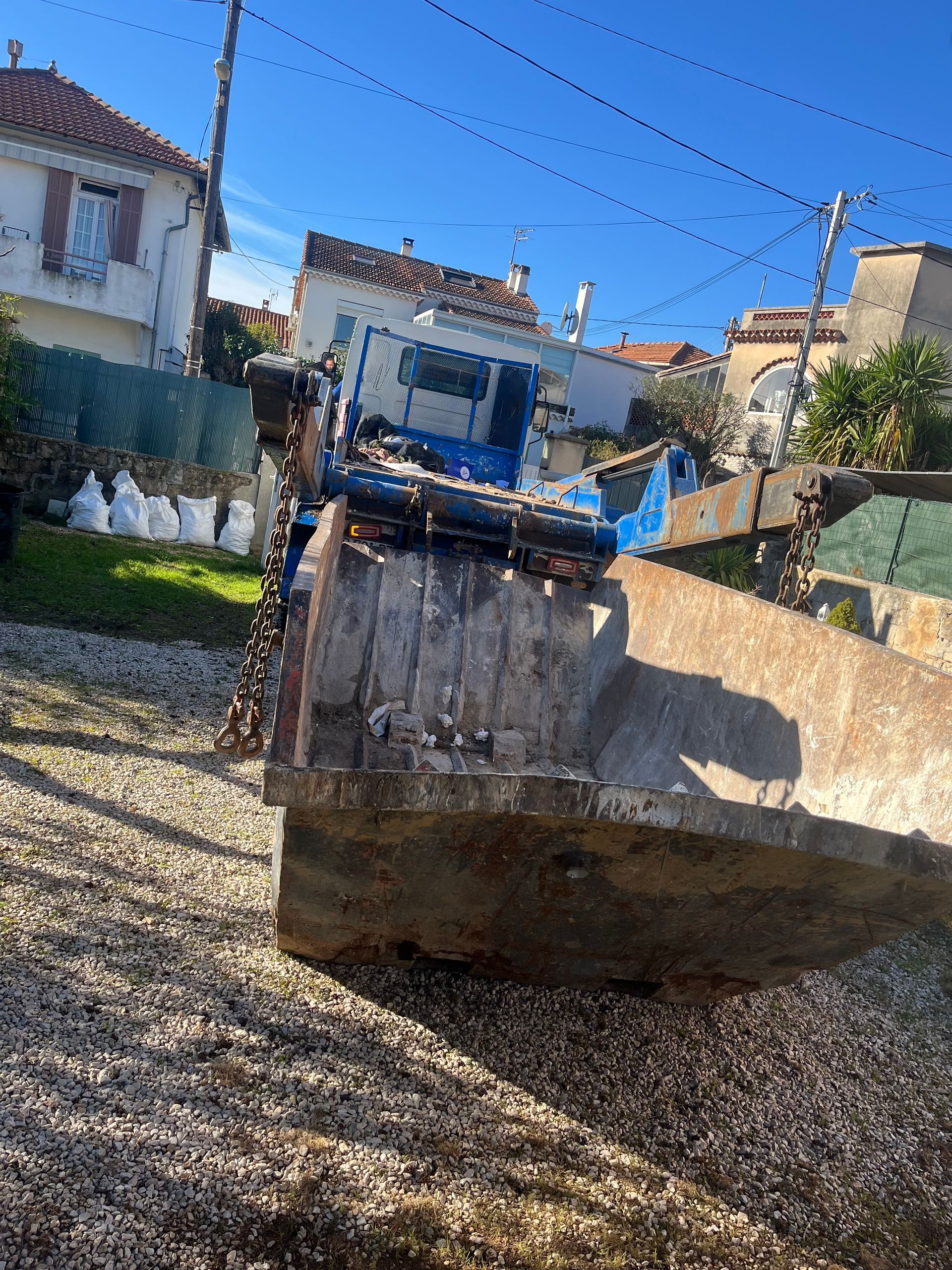 Benne à déchets et camion-benne bleu