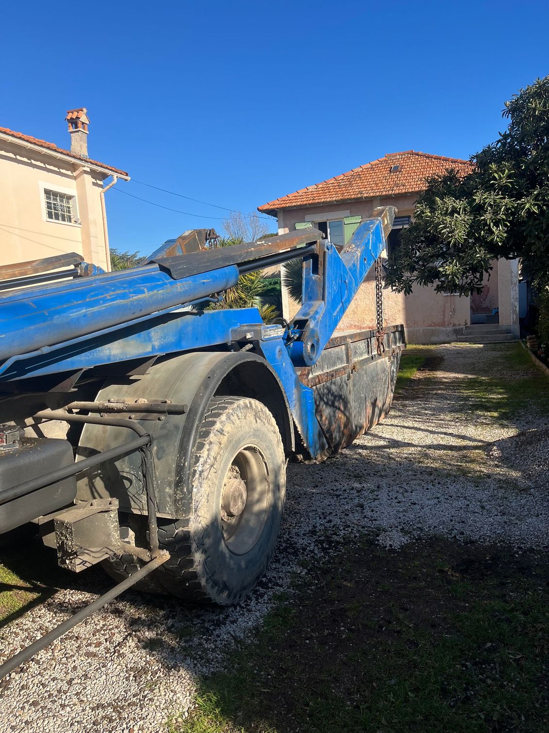 Levage d'une benne dans la cour d'un jardin