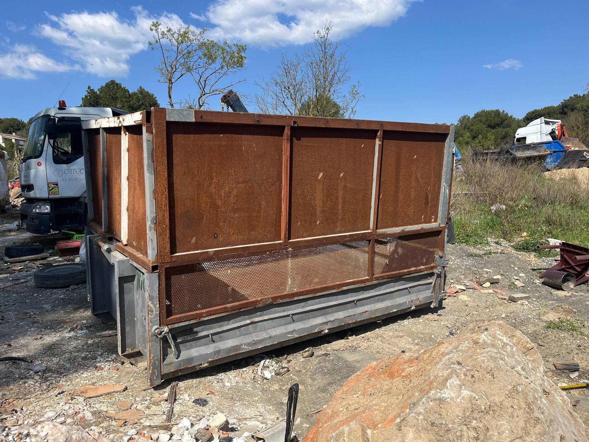 Benne à déchets verts vide
