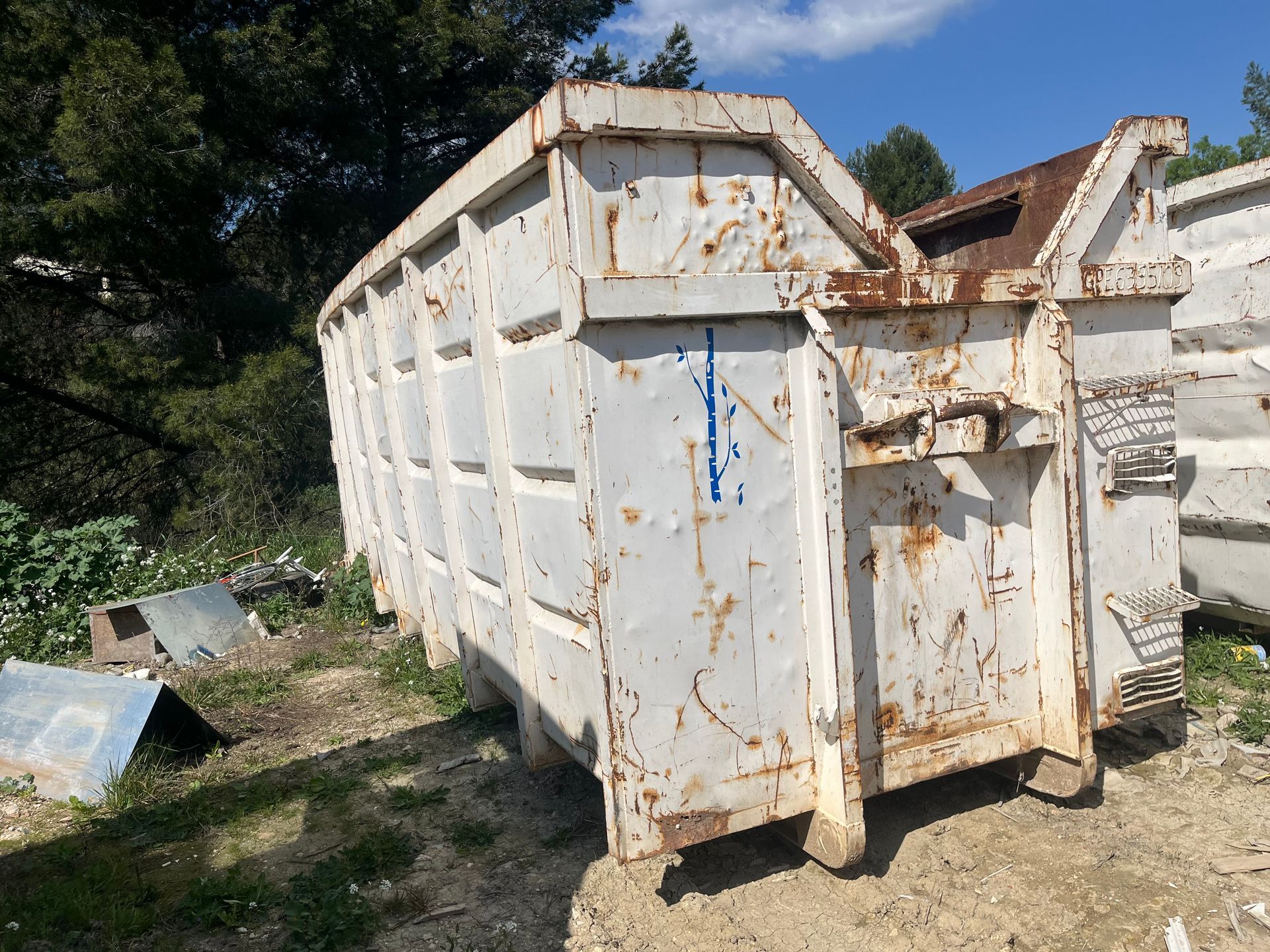 Benne à déchets blanche