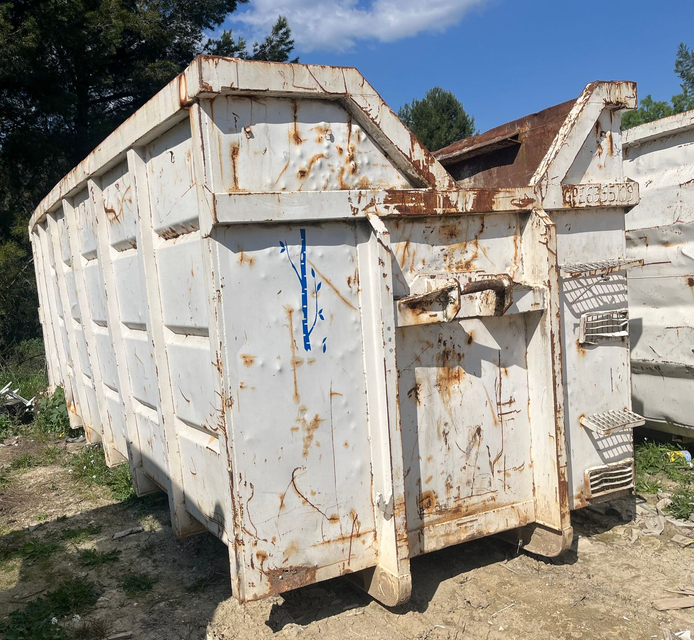 Benne à déchets blanche avec un motif bambou bleu