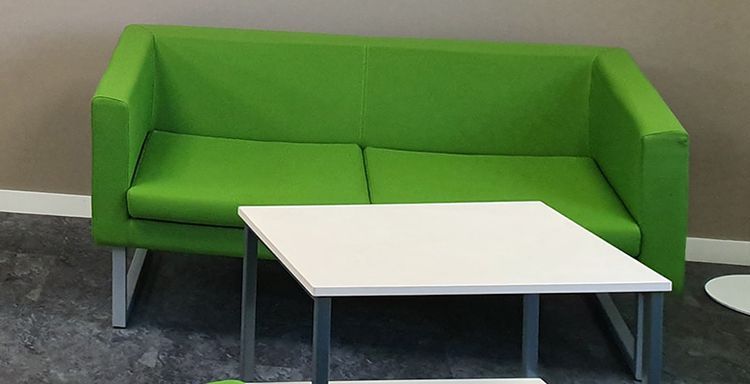 Canapé vert dans un bureaux.