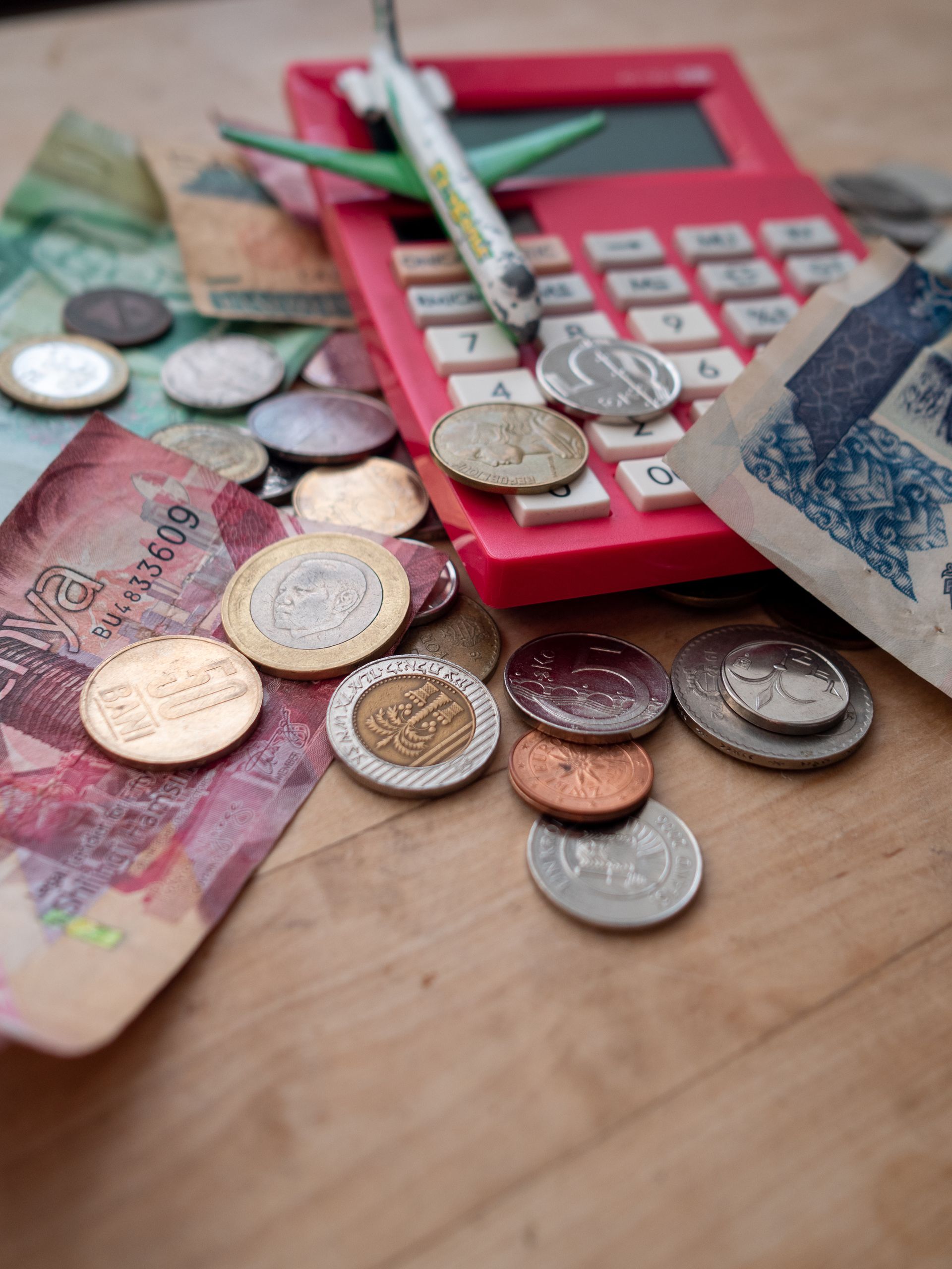 Des billets, des pièces et une calculette 