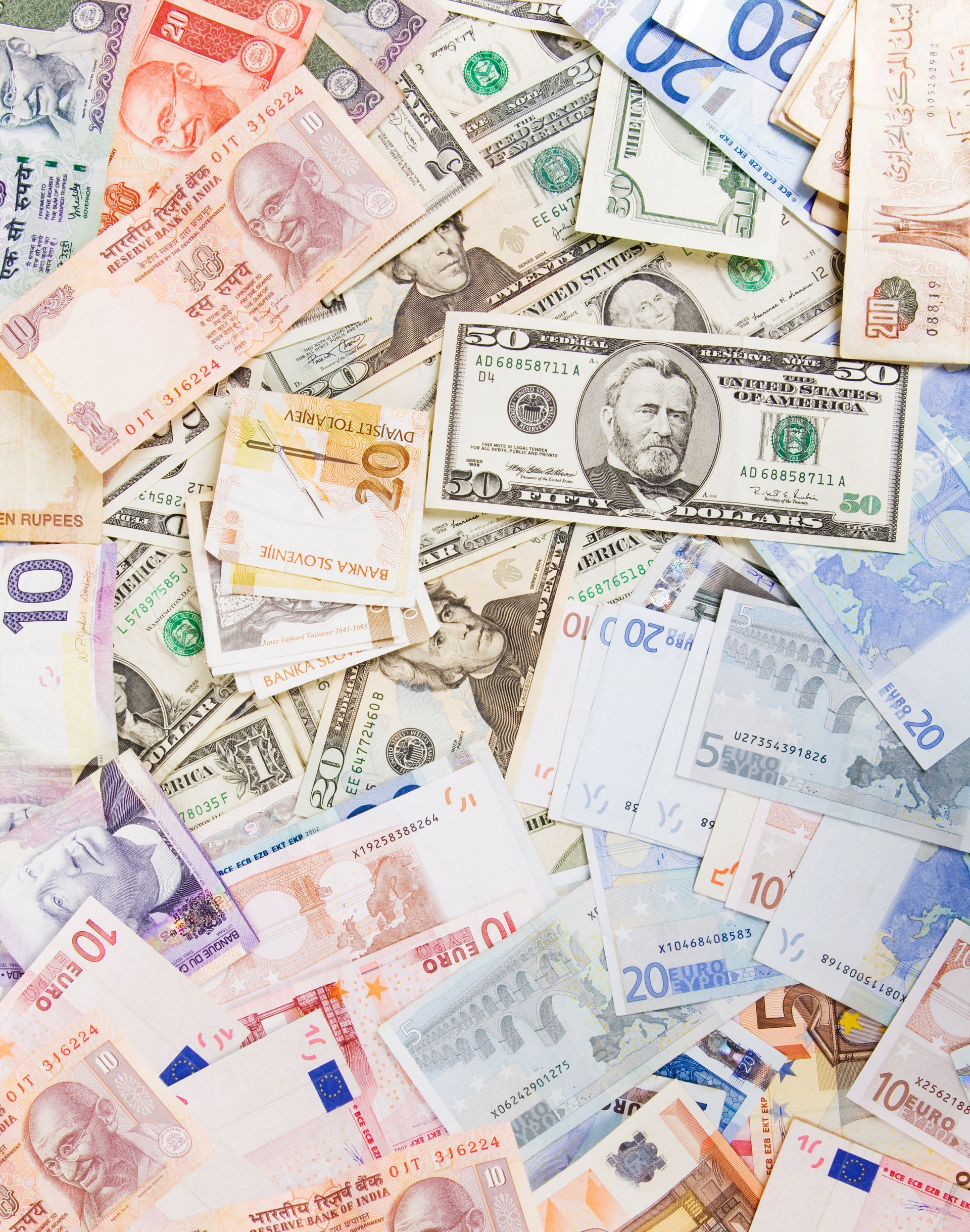 Un tas de billets de différentes devises