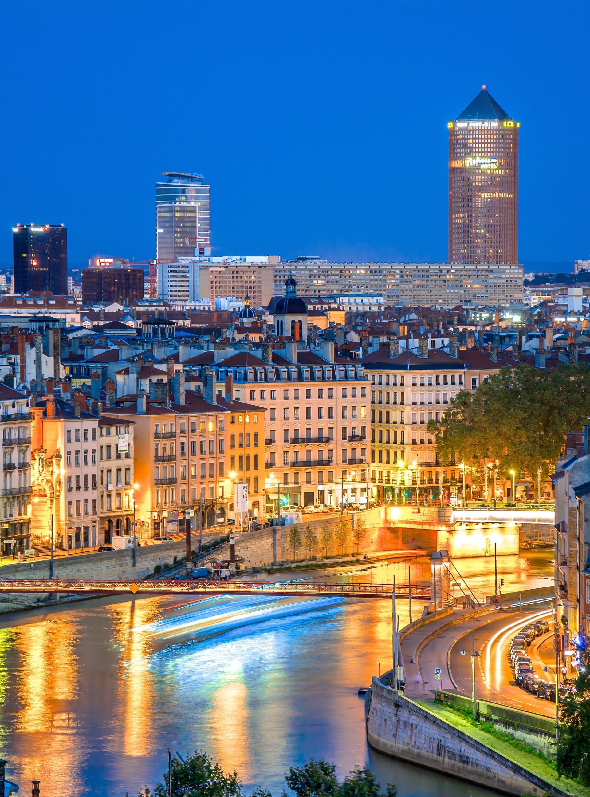 Une vue de Lyon de nuit
