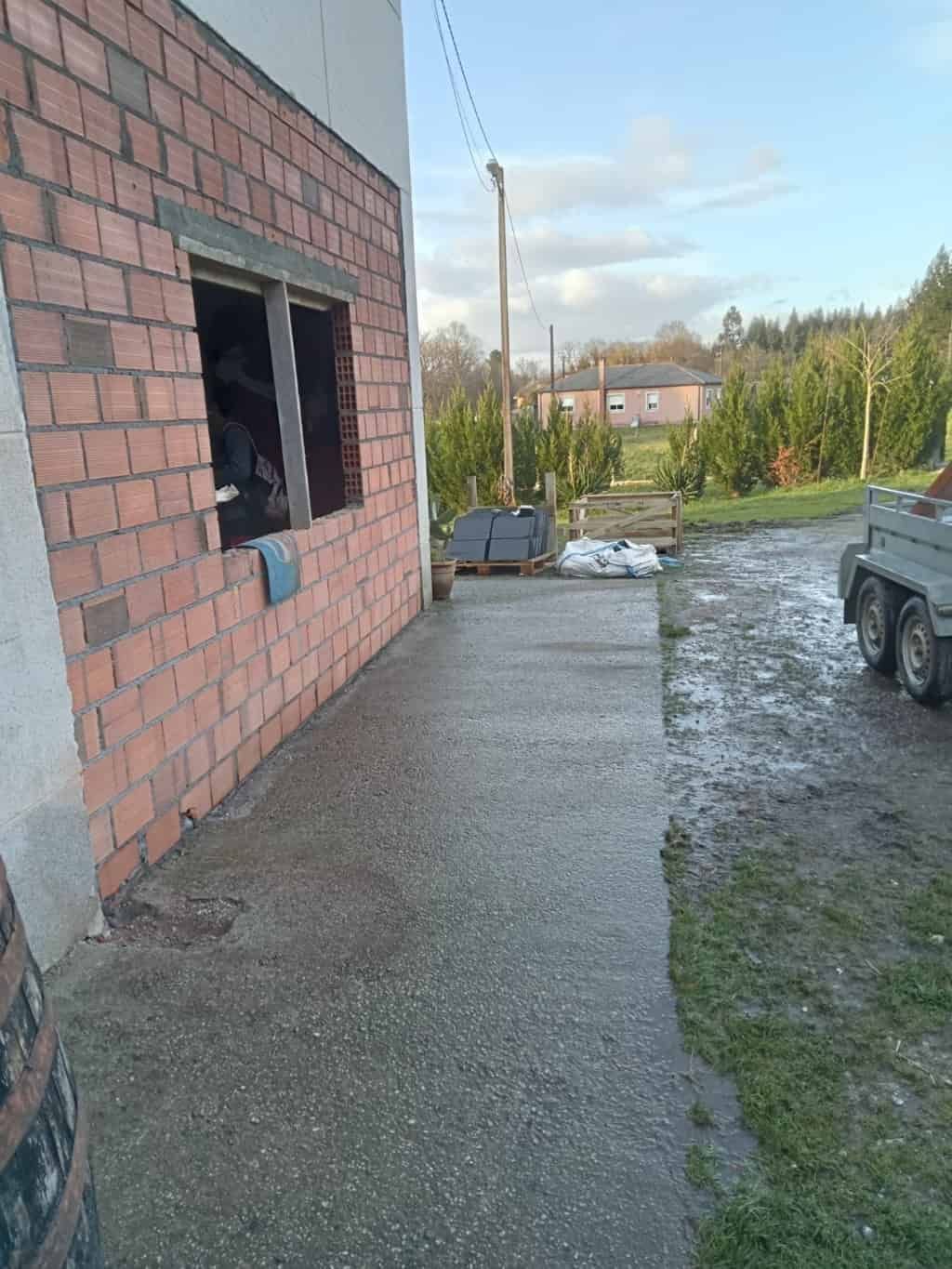 Un remolque está estacionado frente a un edificio de ladrillos.