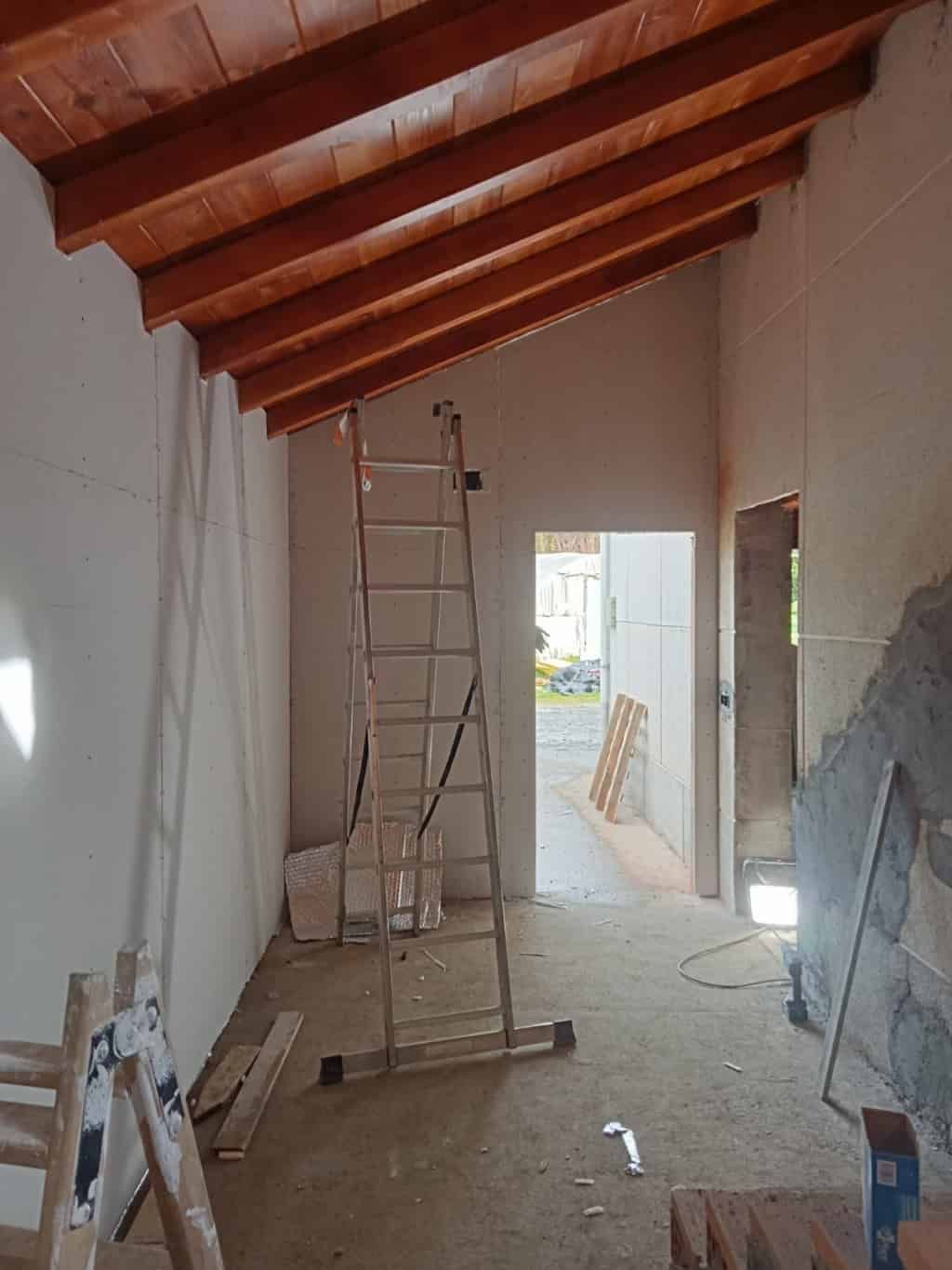 Hay una escalera en el medio de la habitación.