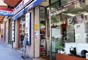 Un escaparate con un cartel que dice 'tienda'