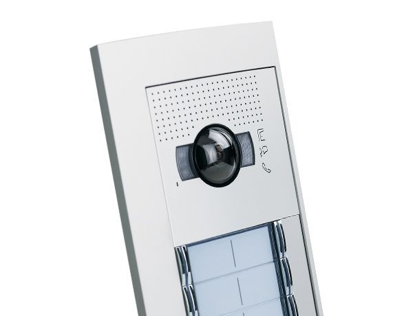 Un primer plano de un control remoto con la palabra teléfono en él.