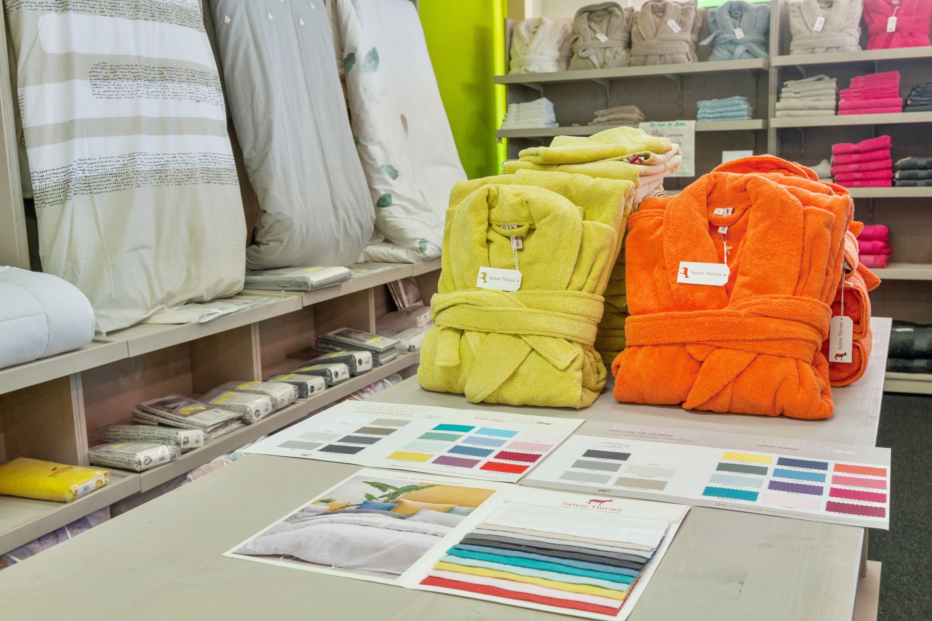 Linge de bain et nuanciers des coloris des éponges du linge de maison