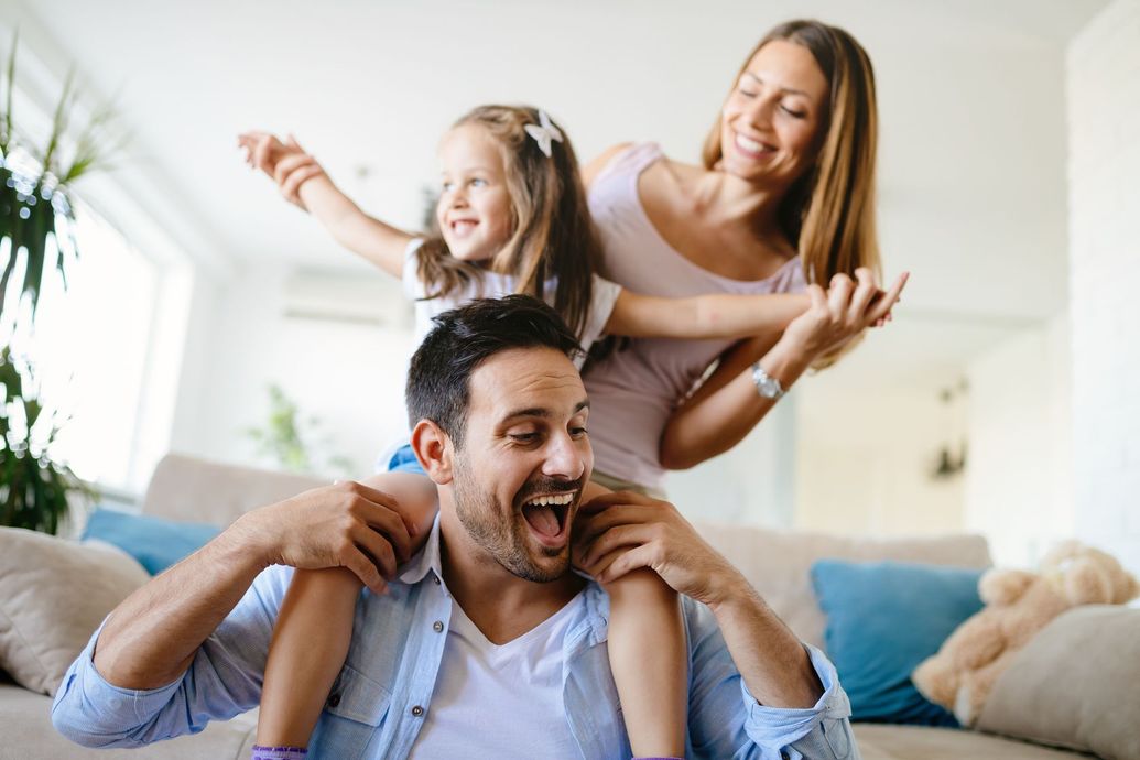 Une famille de trois personnes.