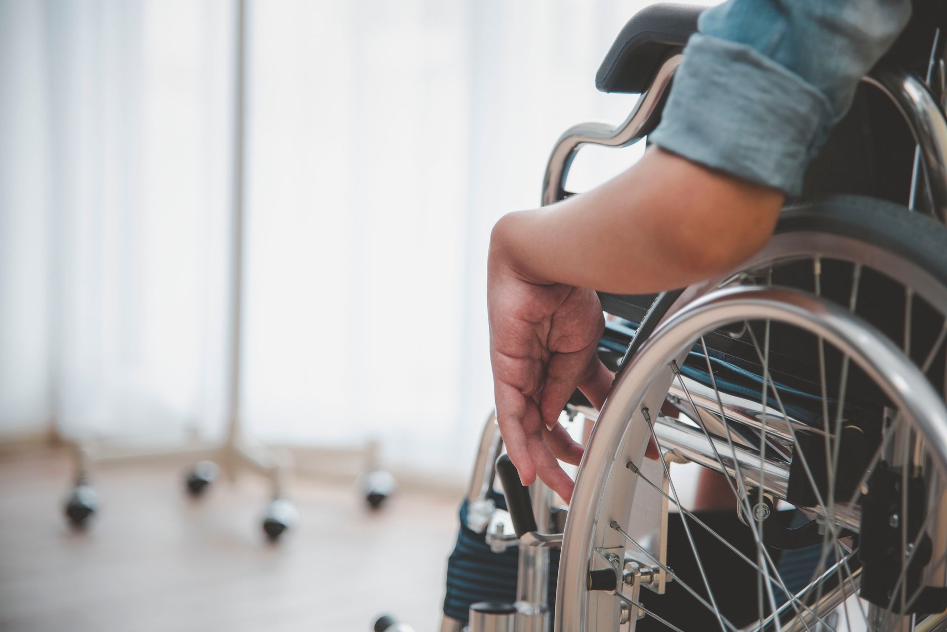 Une personne en fauteuil roulant.