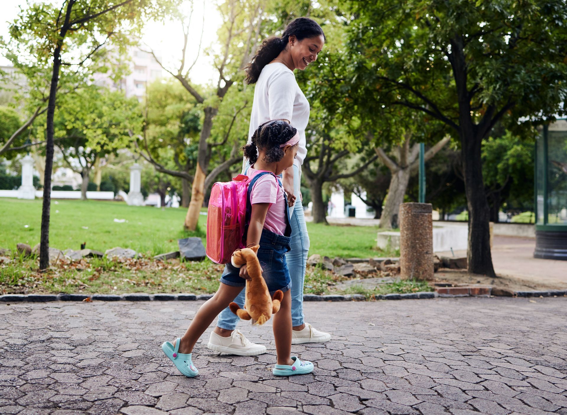 Une jeune femme et une fille qui marchent.