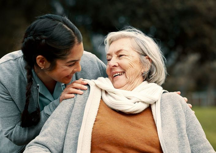 Une jeune femme à côté d'une femme âgée.