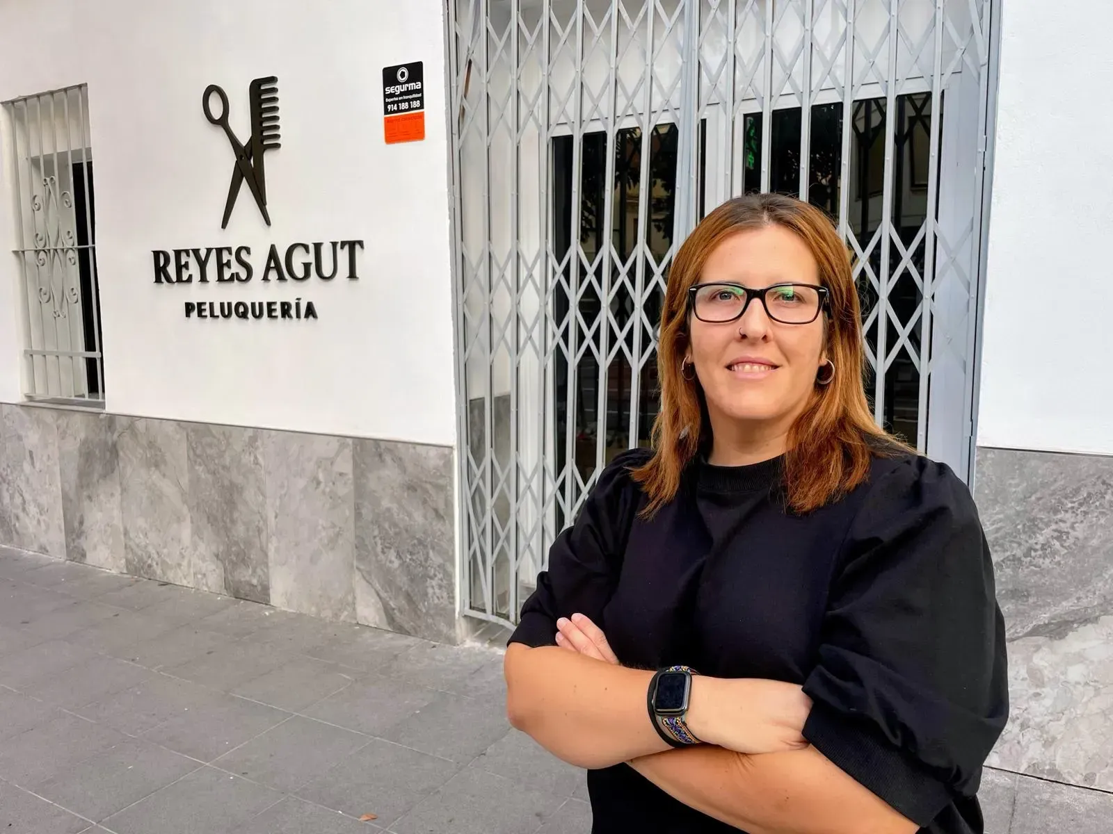 Icono de marcador de posición gris claro con un sol y montañas sobre fondo blanco