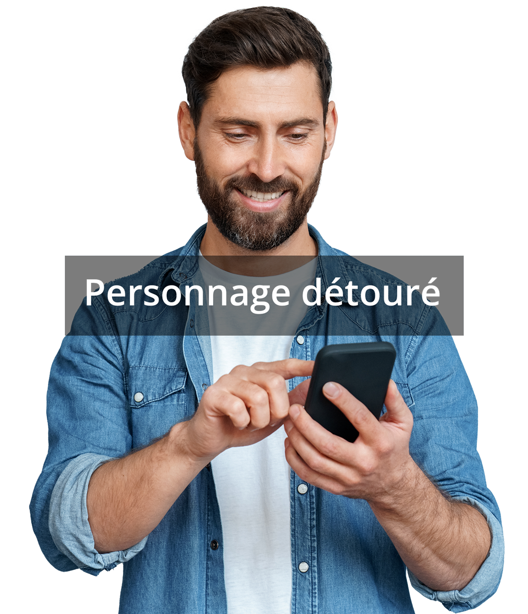 Homme regardant son téléphone, souriant, portant une chemise en jean.
