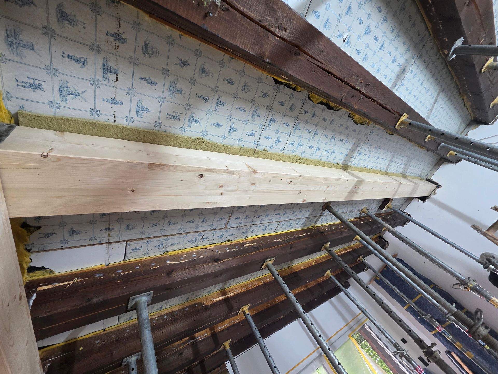 Holzbalken und Tragkonstruktionen auf einer Baustelle.