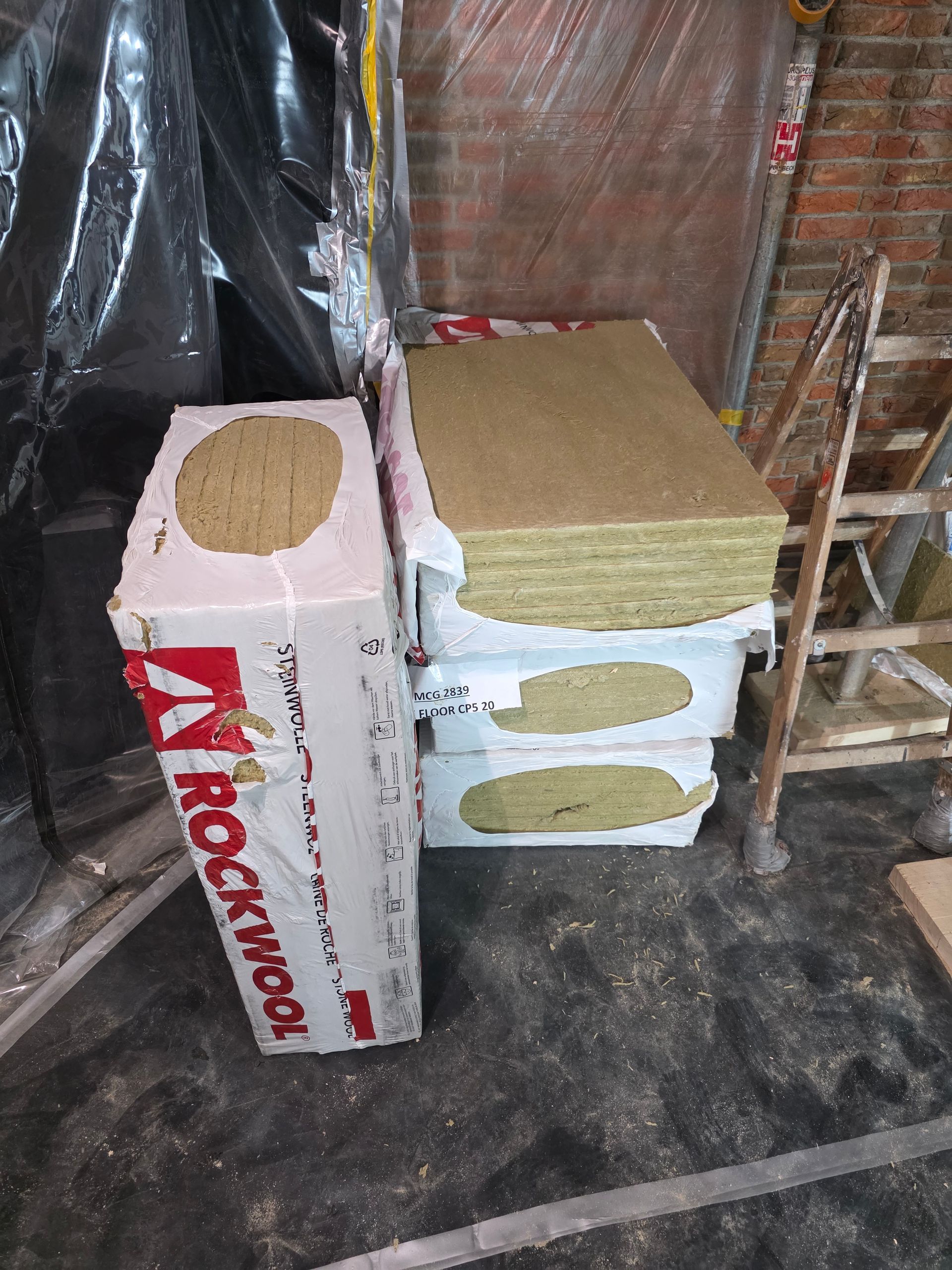 Kartons mit Rockwool-Dämmung auf einer Baustelle.