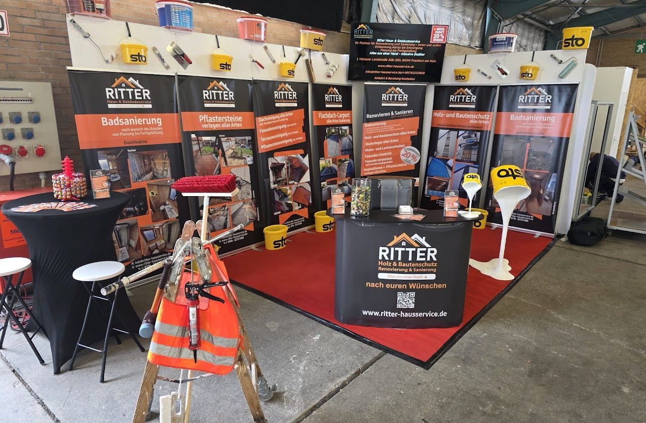 Messestand mit Ritter Tools-Beschilderung und orangefarbenen Akzenten, rotem Teppich und Werkzeugauslagen.