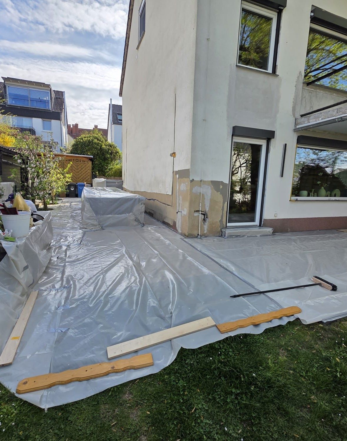 Die Hausfassade wird renoviert und mit Plastikplanen abgedeckt.