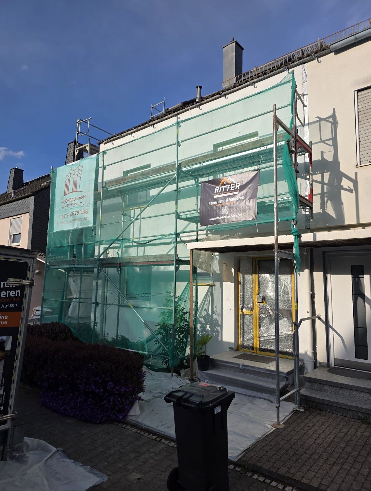 Die Gebäudefassade wird derzeit renoviert und ist mit Gerüsten und Sicherheitsnetzen gesichert.