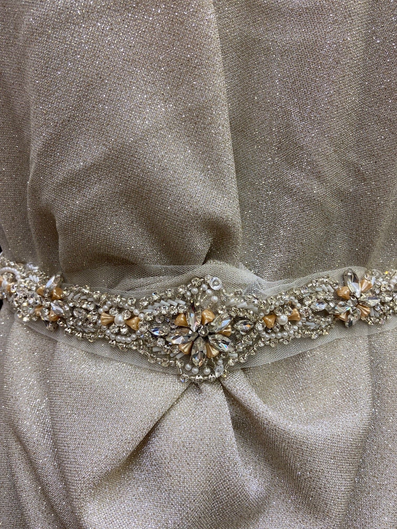 Eine Nahaufnahme eines Gürtels an einem Kleid.