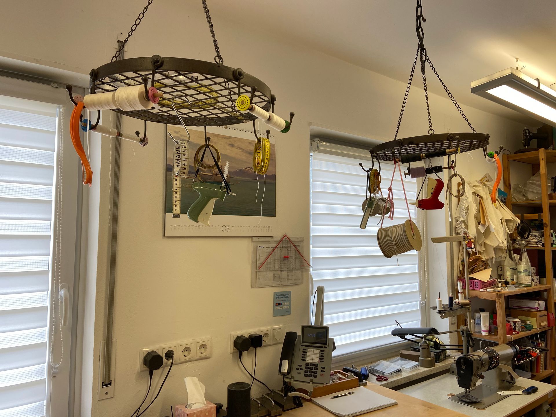 Ein Raum mit einem Tisch, Stühlen und einem Hängekorb.