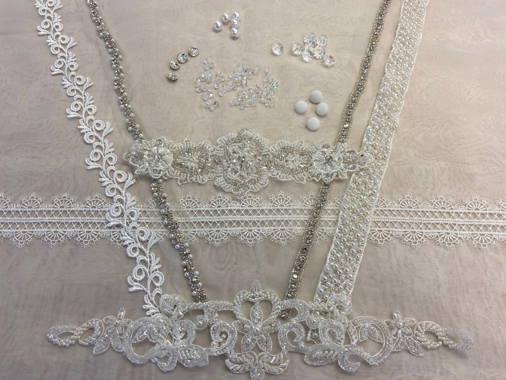 Eine Nahaufnahme einer Halskette und Ohrringe auf einem Tisch.