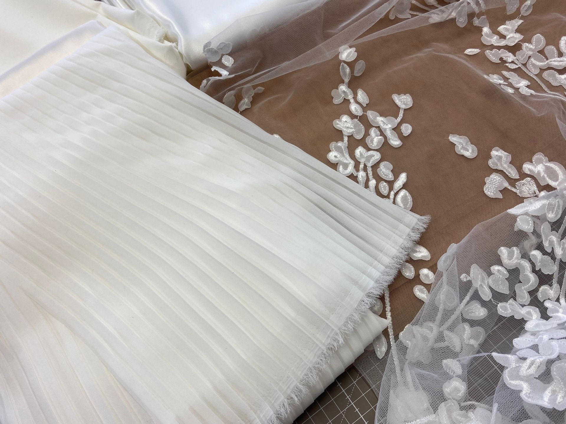 Eine Nahaufnahme eines Stücks weißen Stoffs auf einem Tisch.