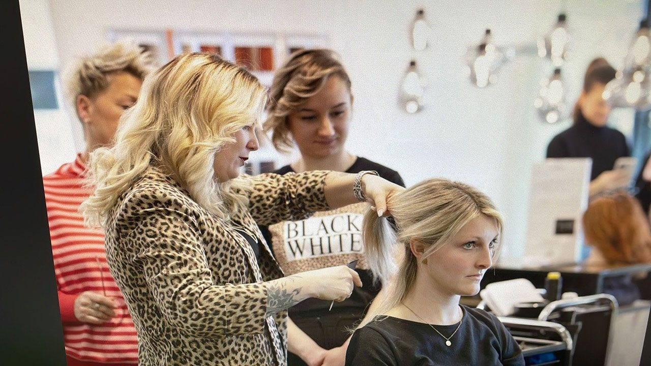 Eine Frau lässt sich im Friseursalon Haarverlängerungen machen.