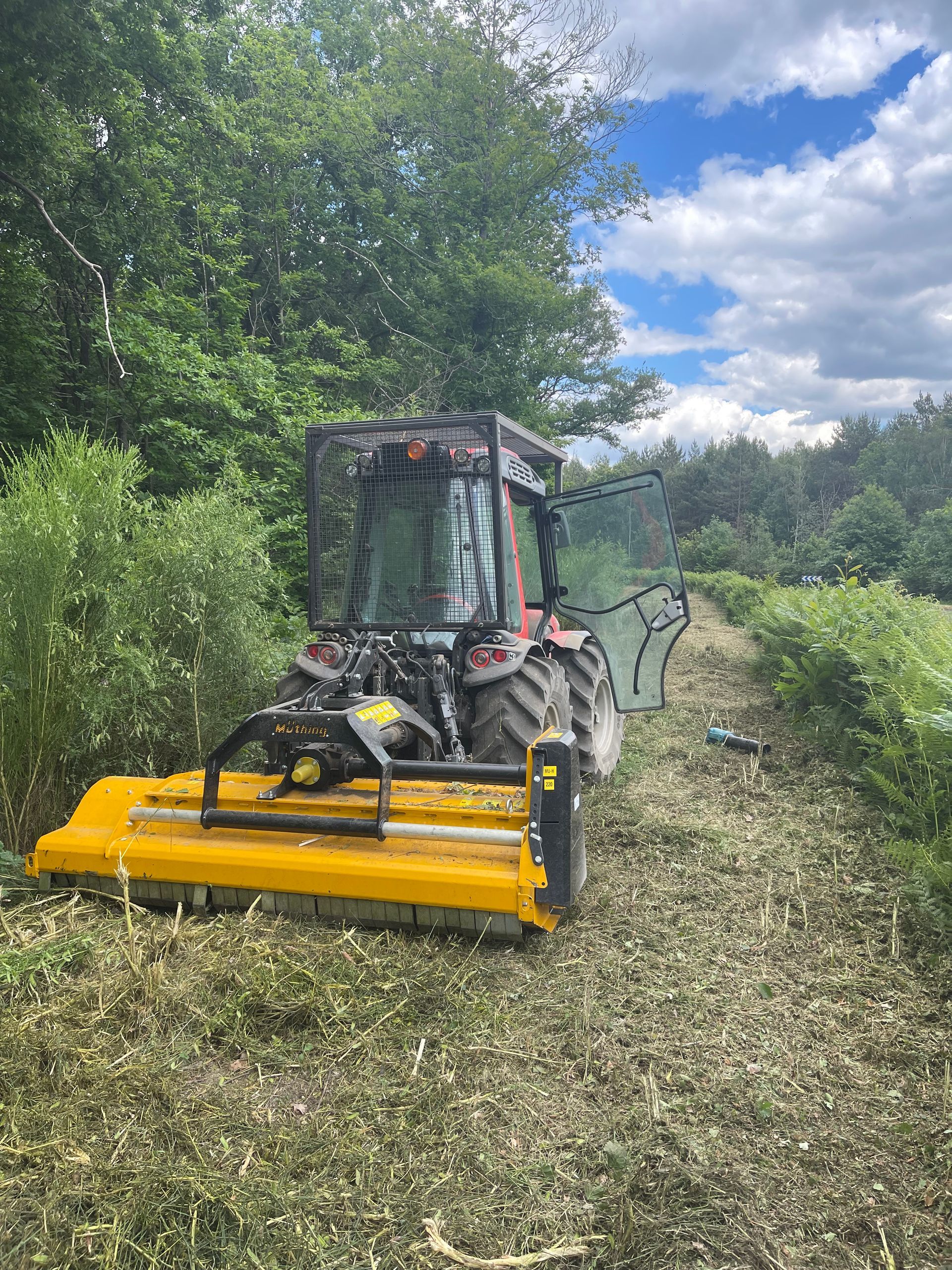 Tonte avec engin professionnel. 