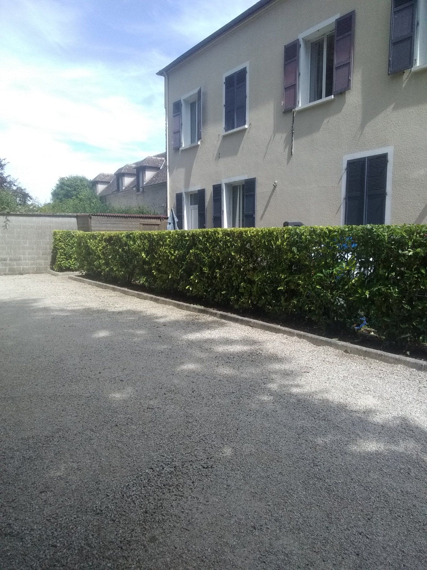 Haies récemment taillées.