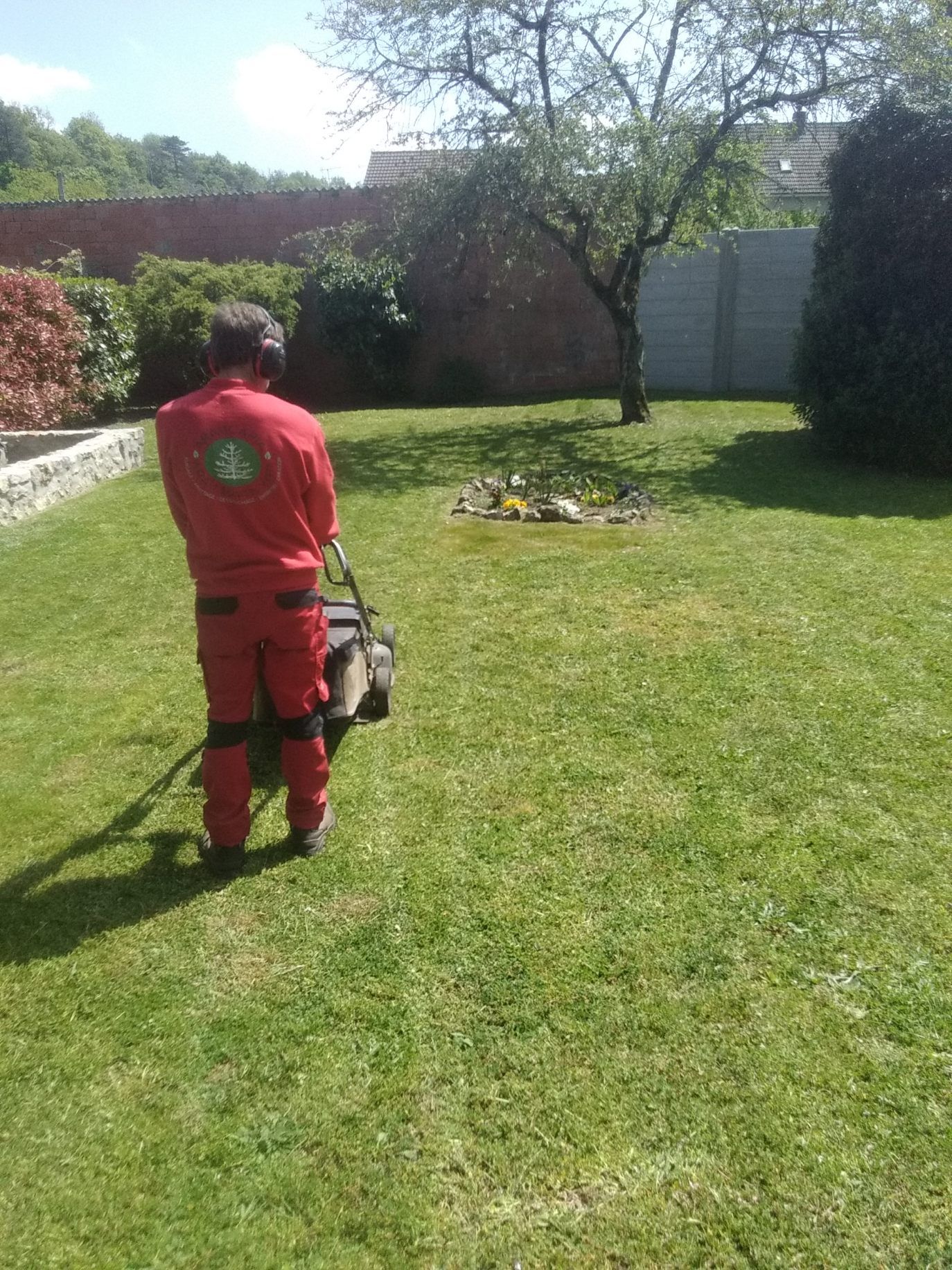 Tonte en cours par un professionnel.