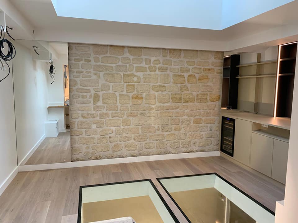 Aménagement intérieur - mur en pierre