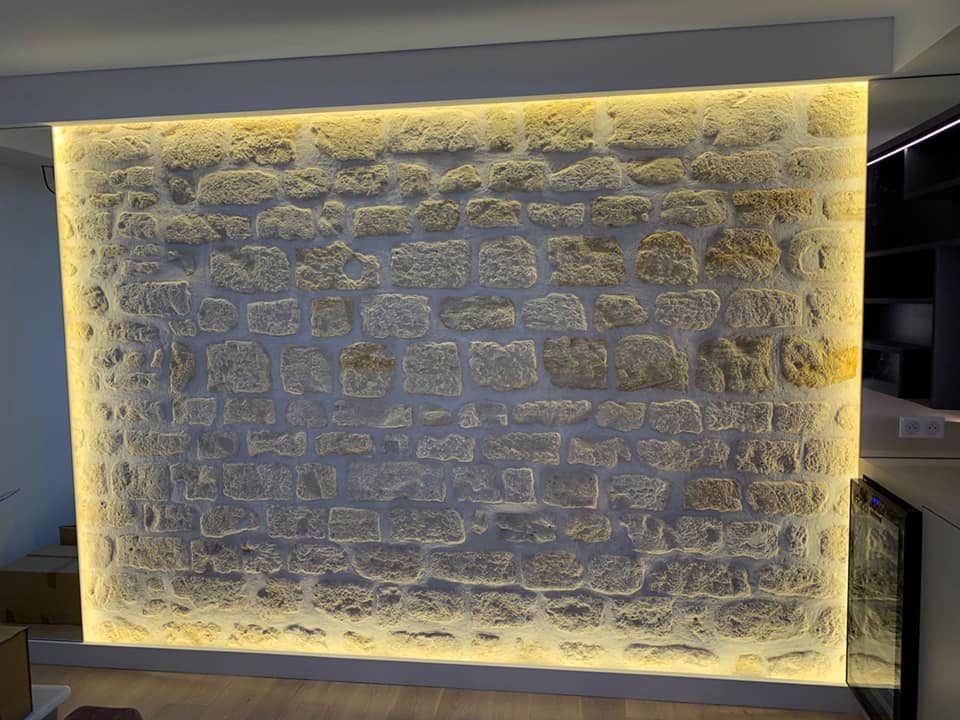 Mur décoratif en pierre avec lumières